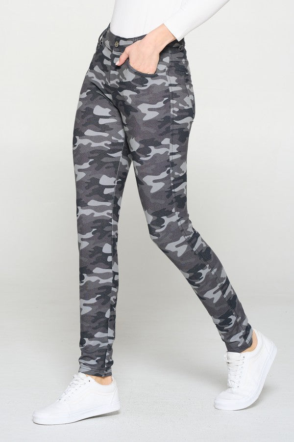 Yelete Women's Camouflage 5-Pocket Cotton Blend Jeggings - Charcoal Camo